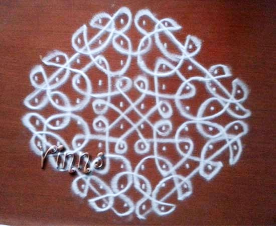 Pulli sikku kolam with 10 dots