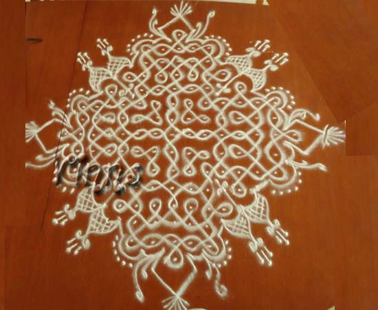 Sikku Kolam – 44 15 Pulli sikku kolam